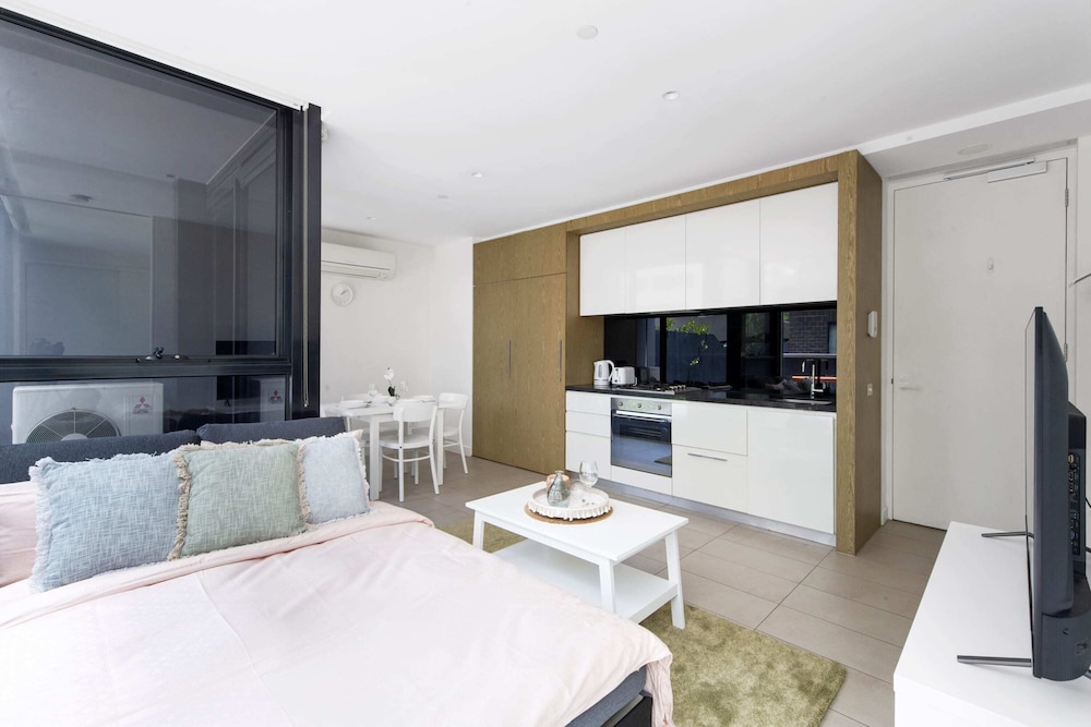 A Chic Apt With a Large Balcony Next to Grand Prix