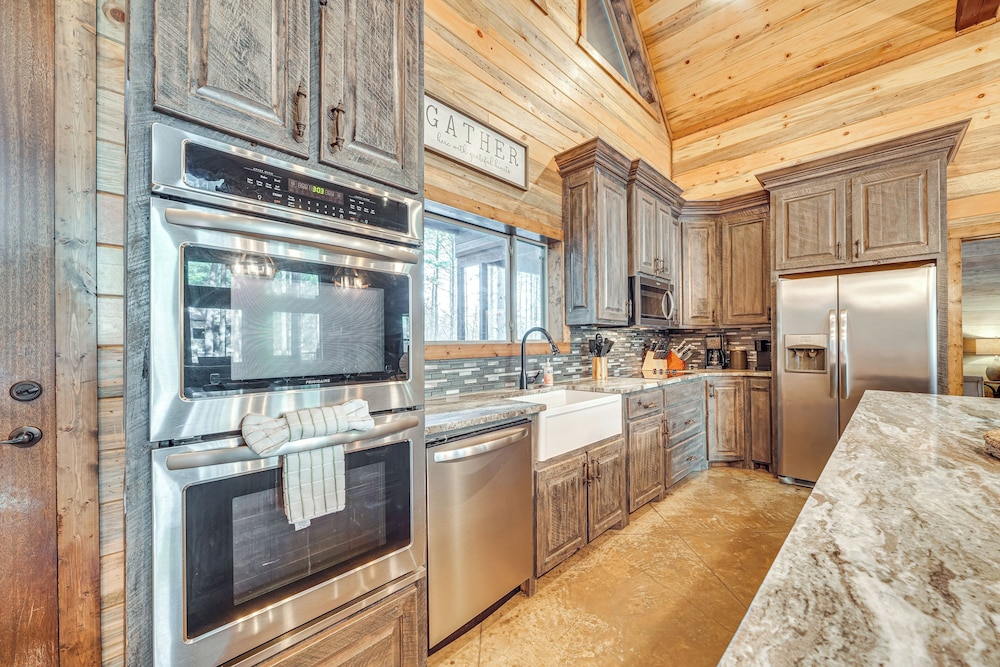 Hot Tub & Game Room: Spacious Cabin in Broken Bow!
