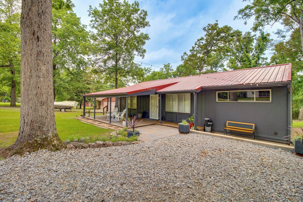 Cozy Lakeview Retreat, Close to Bull Shoals Lake!