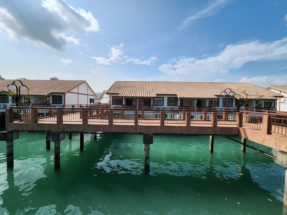 Alpine LXPD Full Seaview Water Chalet photo 1