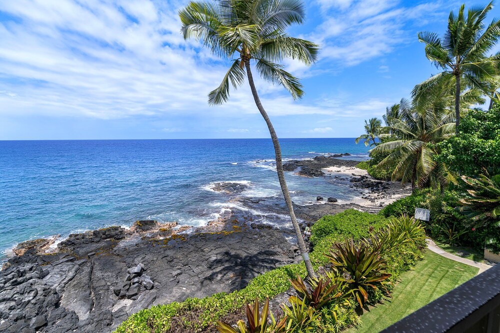 Oceanfront Elegance 2BR w/ Panoramic Views, Pool, Lanai + Concierge - Vrkcv