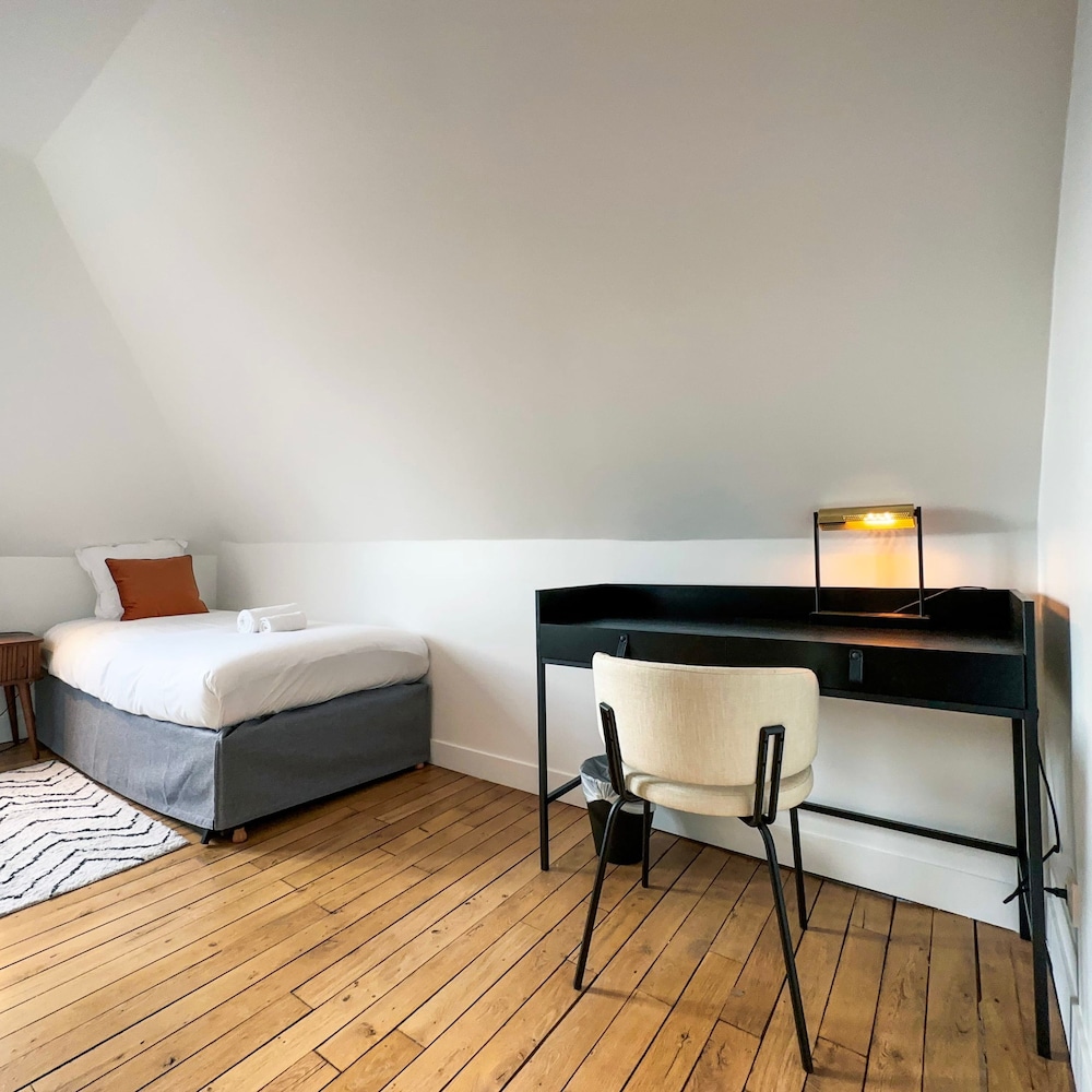 Copernic Line Elegant 3BR Apartment in Paris