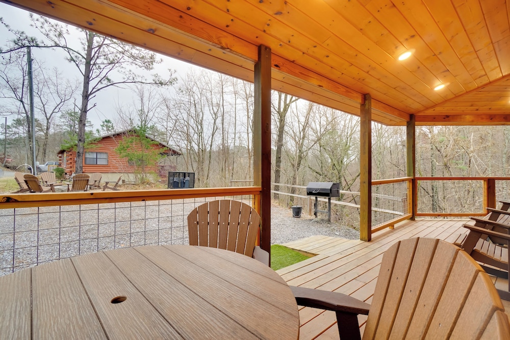 12 Mi to Gsmnp: Cabin w/ Game Room in Sevierville