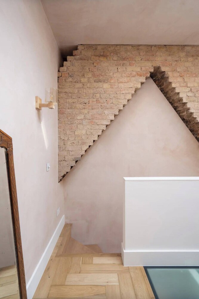 Rustic & Spacious 2BD Flat Near White City