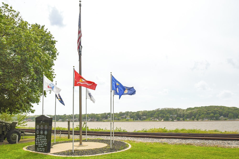 Mississippi River Retreat w/ Views: Walk to Water