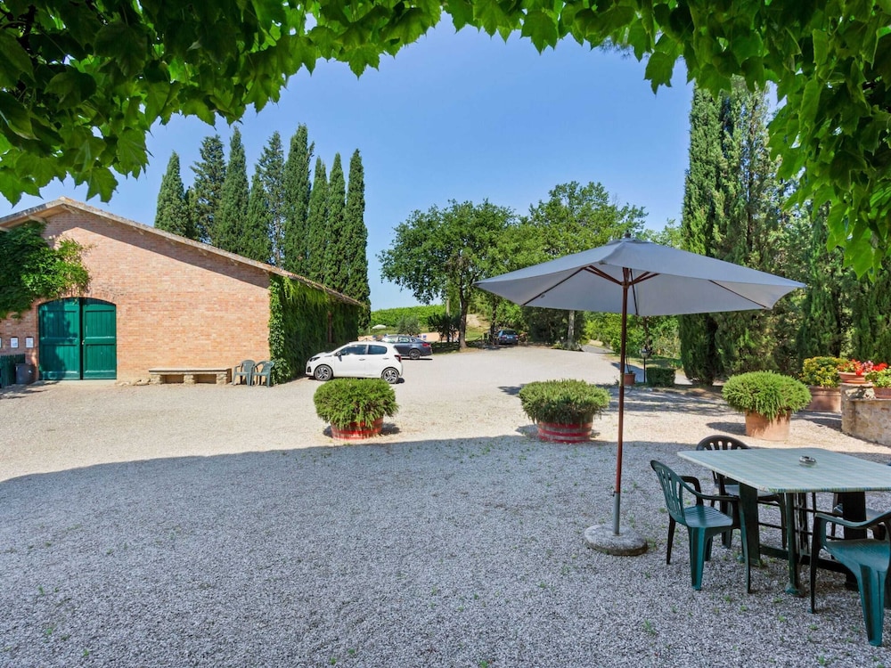 Escape Near San Gimignano view 5