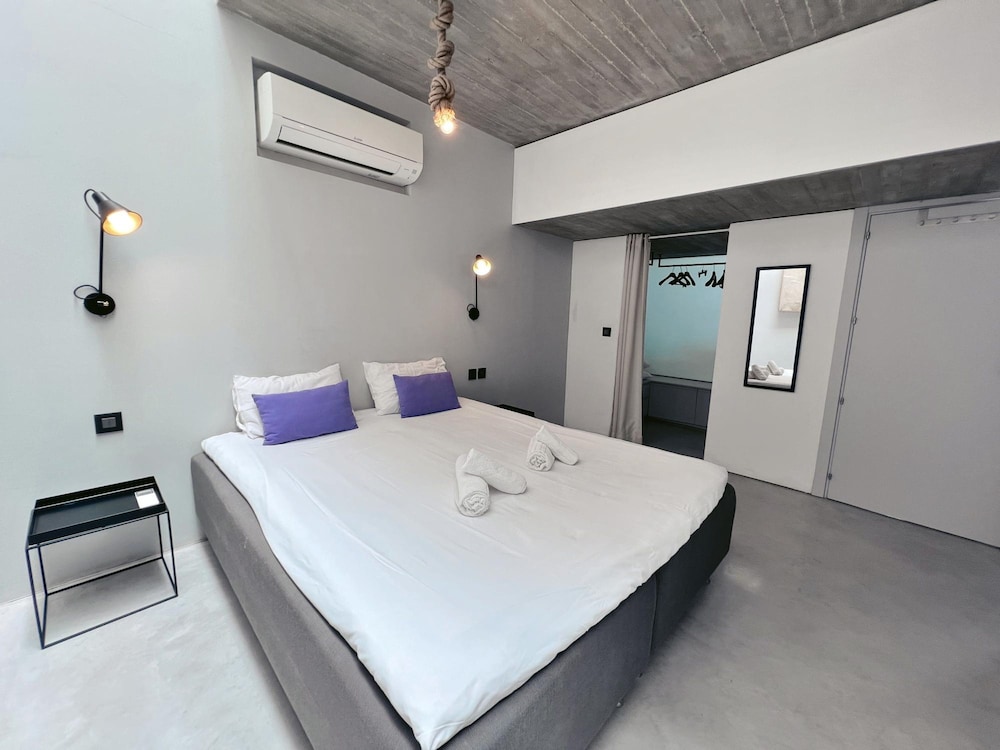 Spacious 1BR Penthouse With a Rooftop Terrace
