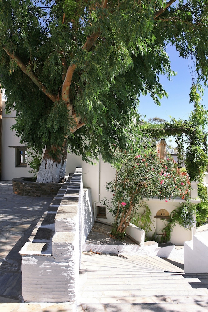 Tinos E Houses
