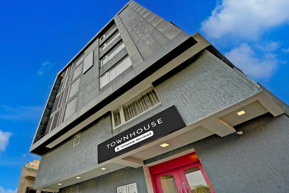 Cozy Stays Near Halasuru Metro Station