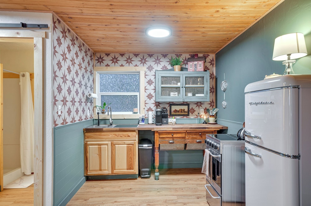 Hike, Ski & Explore: Rhododendron Forest Retreat!
