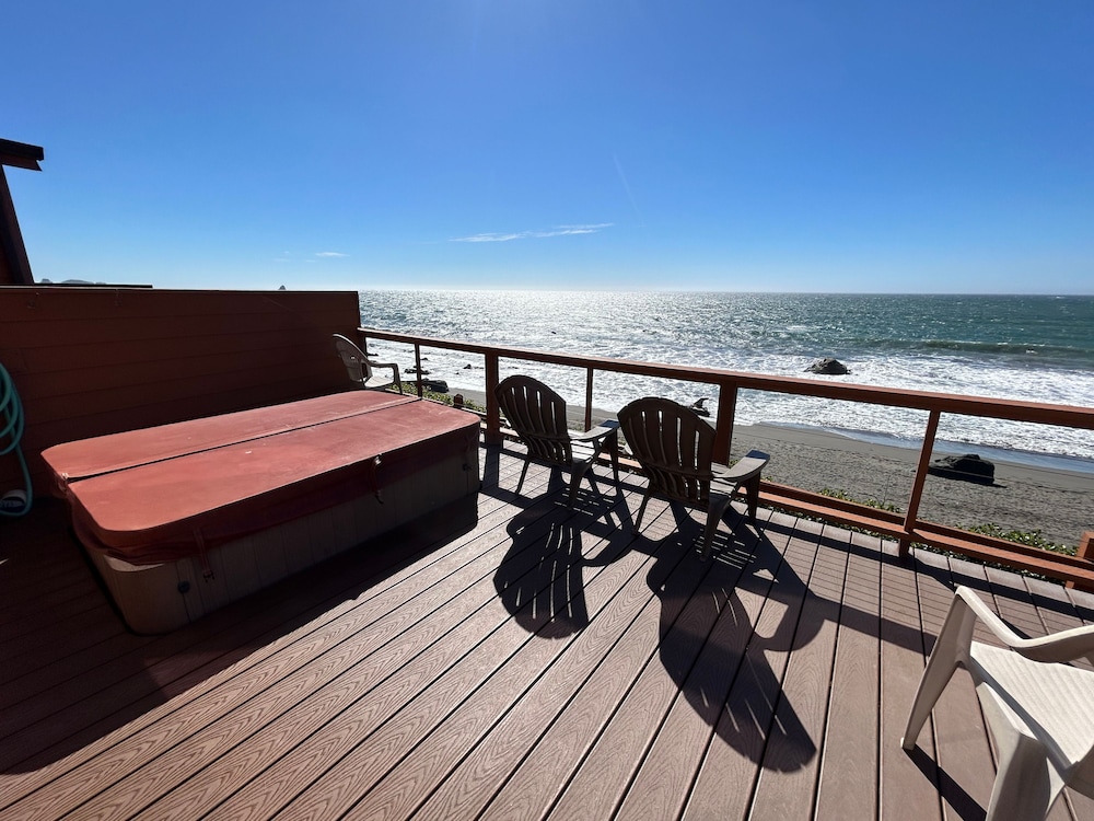 Oceanfront Cabin 10 Jacuzzi Breathtaking Views