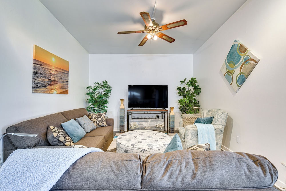 Fort Walton Home w/ Shared Pool - 2 Mi to Beach!