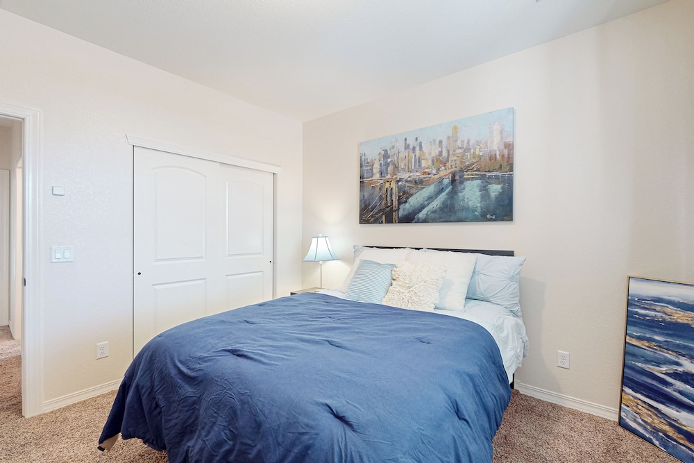 4BR w/ Private Yard, Outdoor Games, Grill, & W & D