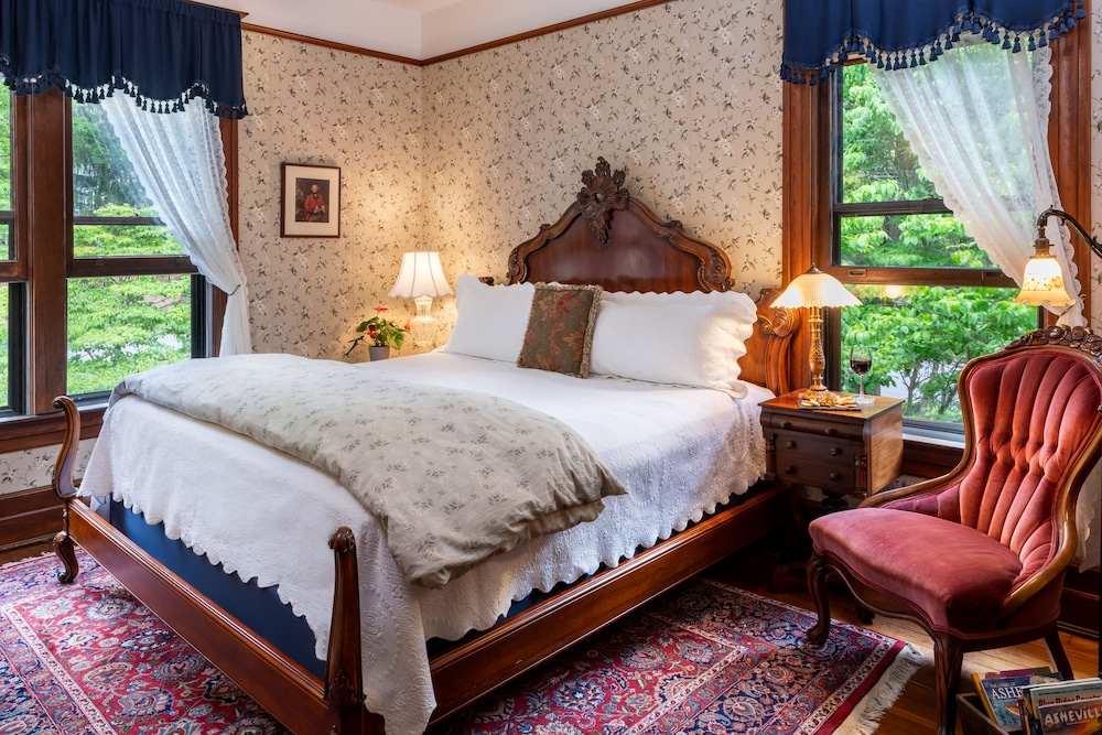 1899 Wright Inn and Carriage House