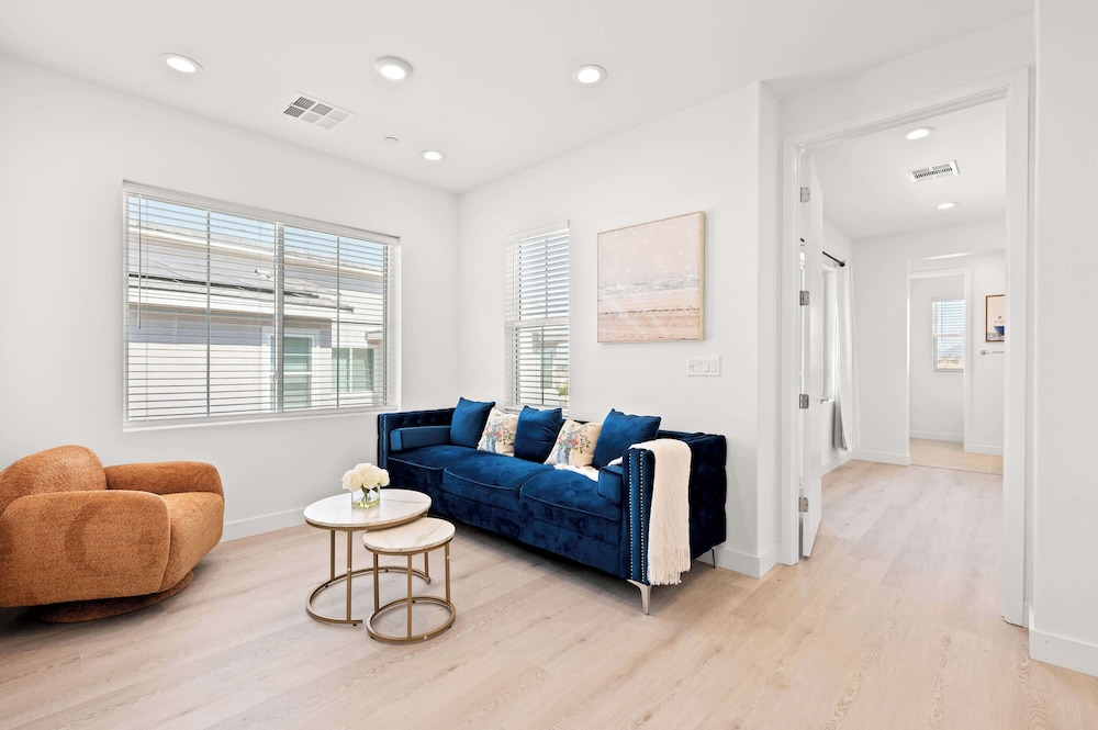 Stylish 3BR Oasis in Palm Desert Near El Paseo Zoo