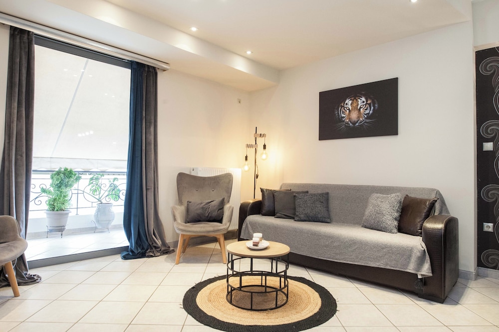 Elegant Spacious 2 Bd Apt in Petralona