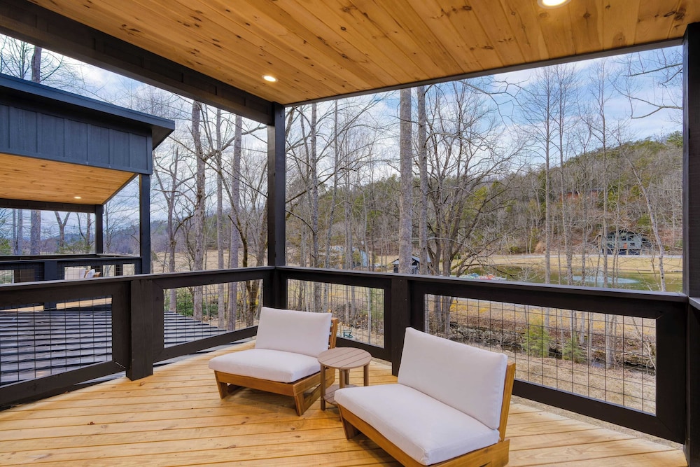 Kings Crown by Avantstay Indoor Pool, Hot Tub, Firepit, Theater All-season Retreat