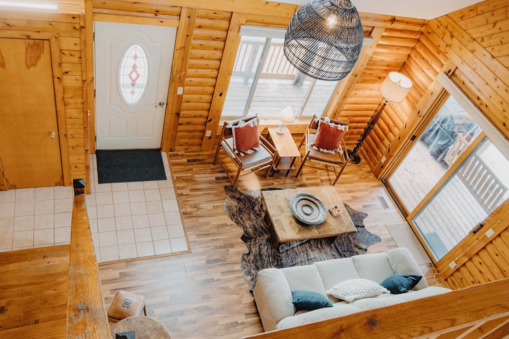 Lakefront Getaway w/ Fire Pit in Akron