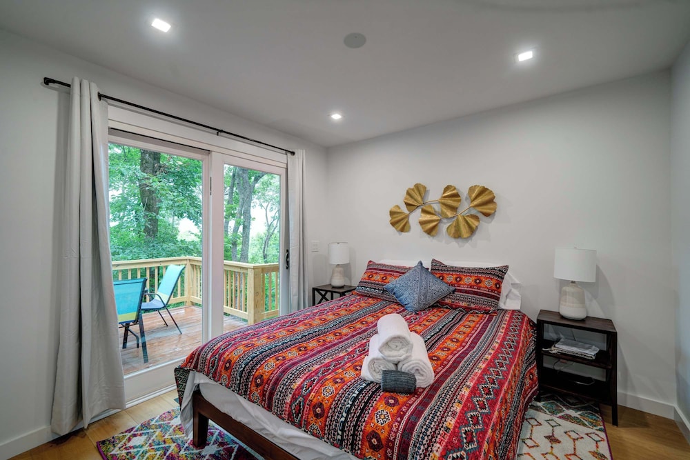 Mountain Views in Private Lake and Golf Community!