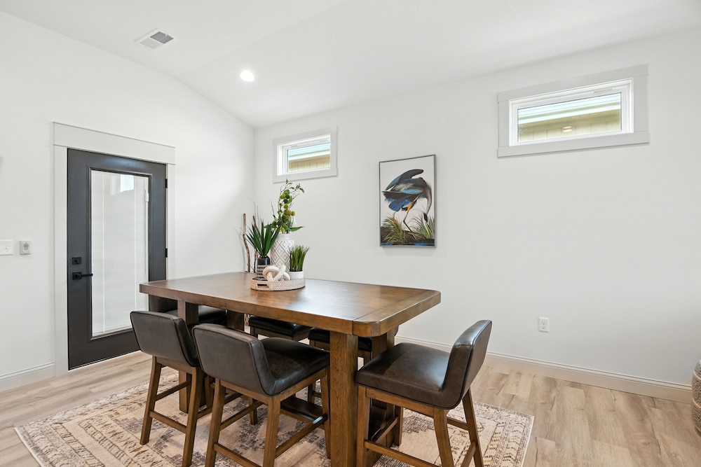 Brand New Cool Comfy Lawrence Retreat 3 Bedroom Duplex