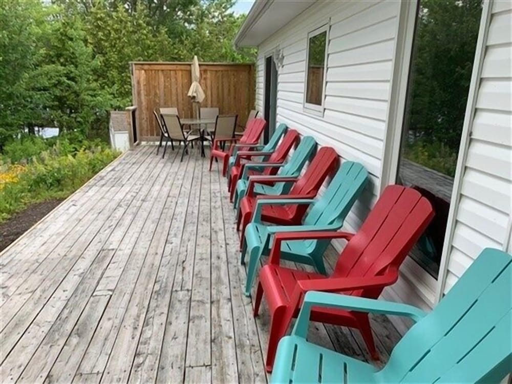 433 Kamaniskeg Lake 3 Bedroom Cottage
