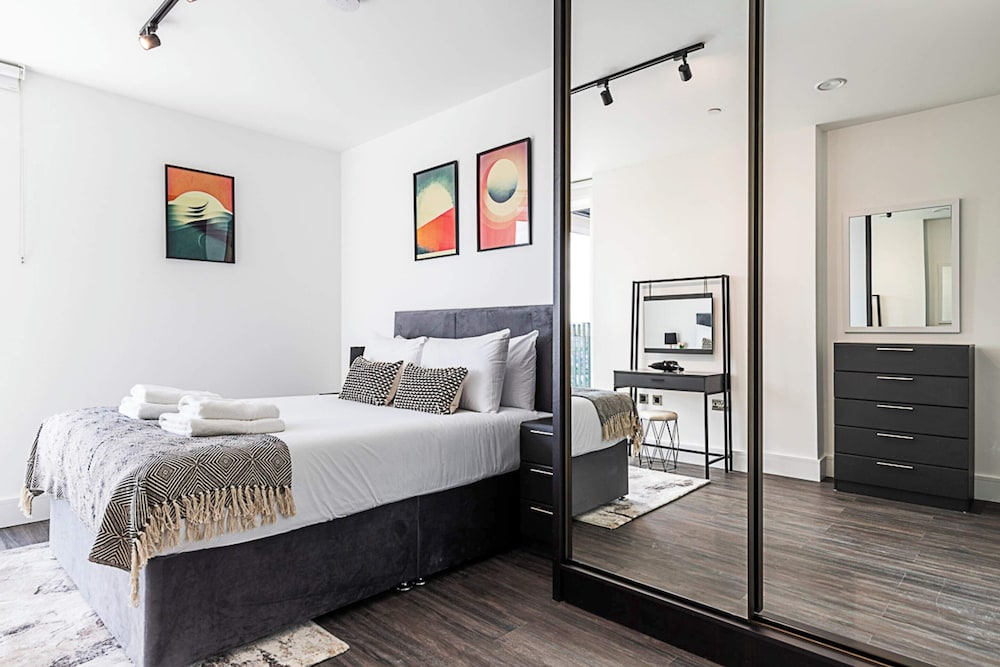 Sleek and Stylish 9th Floor Apartment