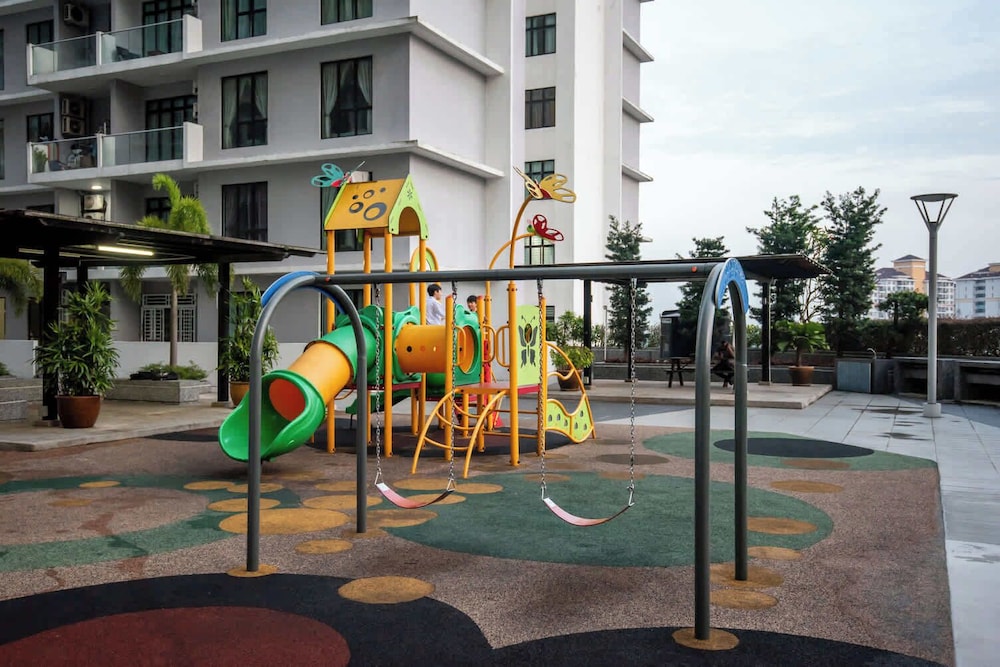 Stylish 4BR Near Paradigm Mall, Pool, Free Parking