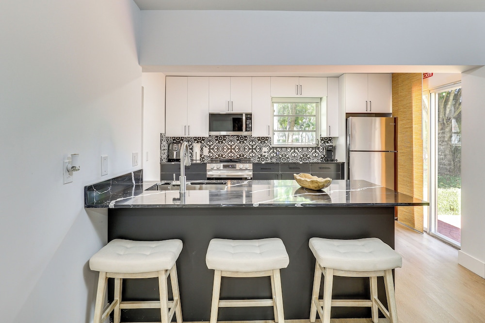 Walk to City Center: Modern Coral Springs Getaway