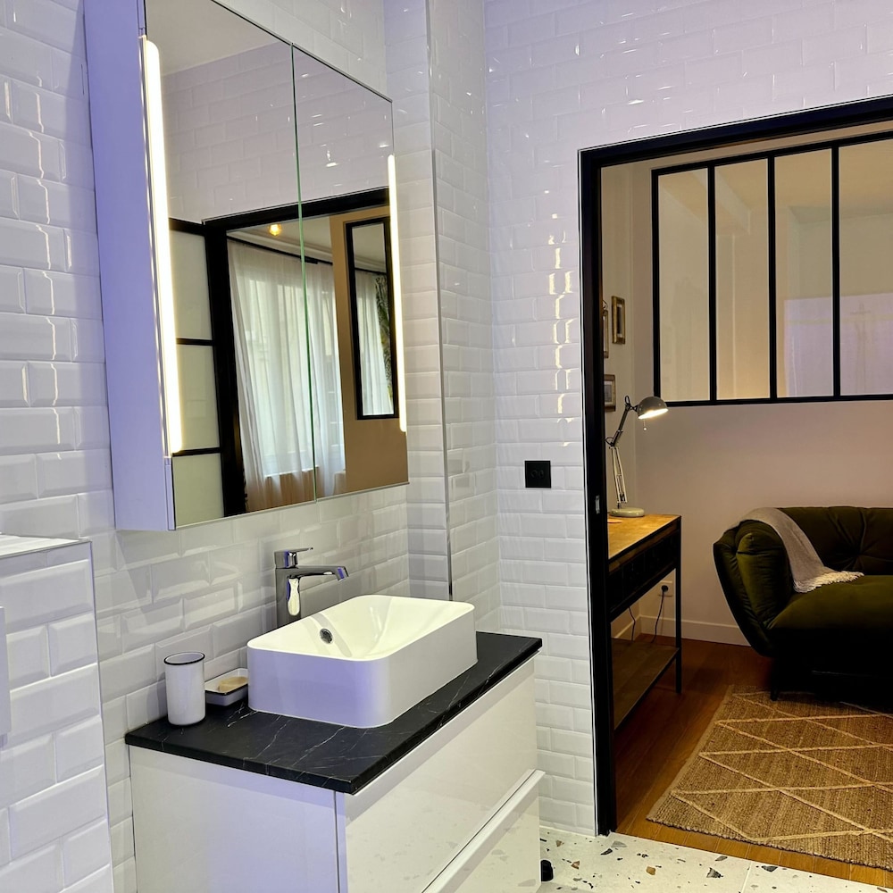 Paradis Calm Modern Studio Apt in Paris