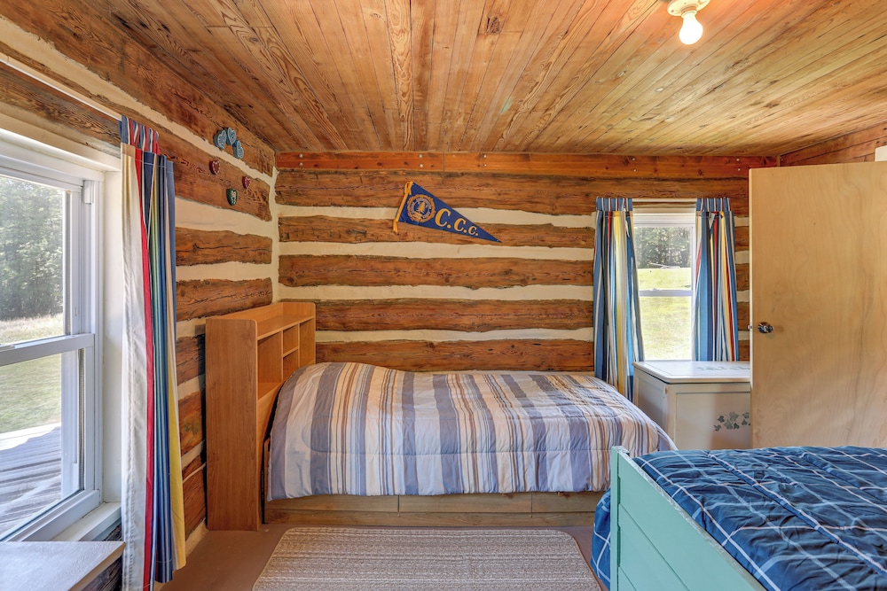 5 Mi to State Parks: Penfield Cabin w/ Fire Pit!