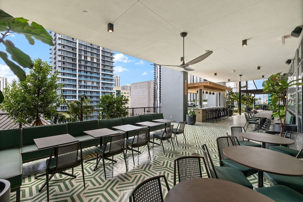 Lux Studio W City Views and Pool