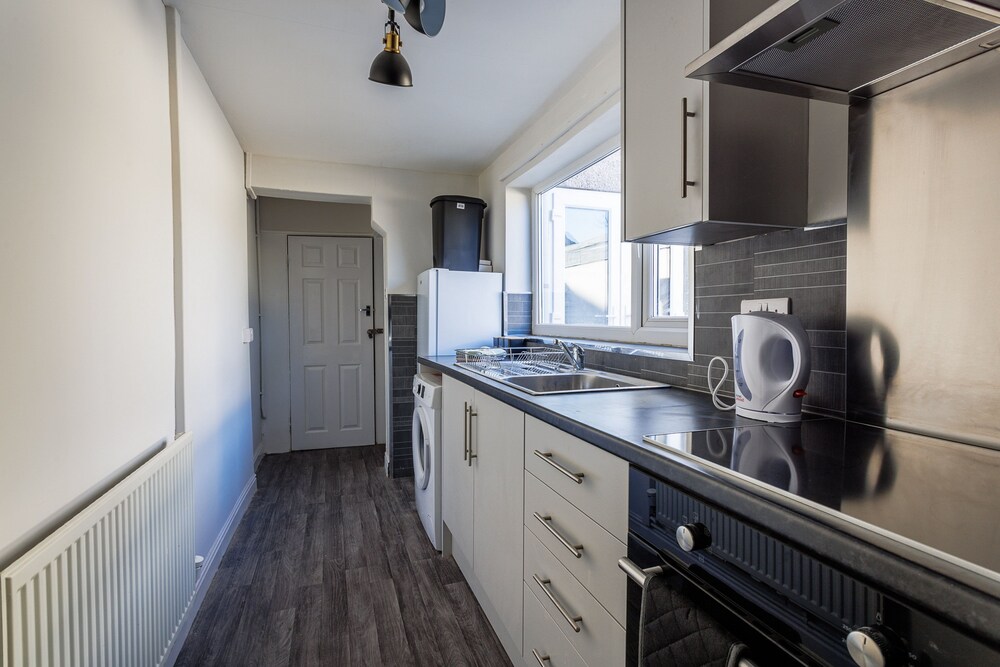 Darlington 4Bd Home: Modern Comfort & Free Parking