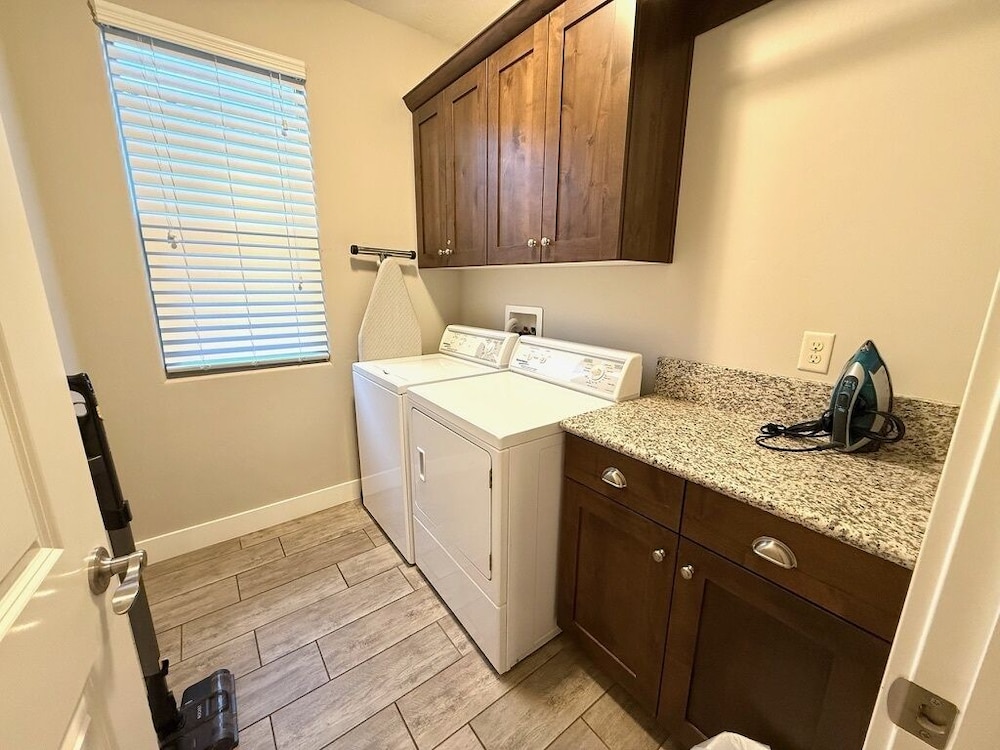 2 Units Reunion Property 7 Bedroom Home