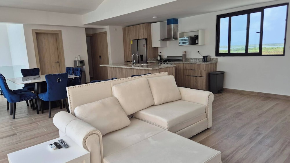 Luxury Beach Penthouse Jacuzzi & Lagoon View