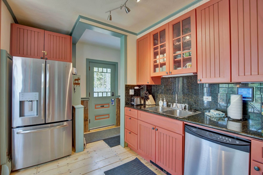 Historic Breck Cabin w/ Hot Tub: Walk to Main St! view 5
