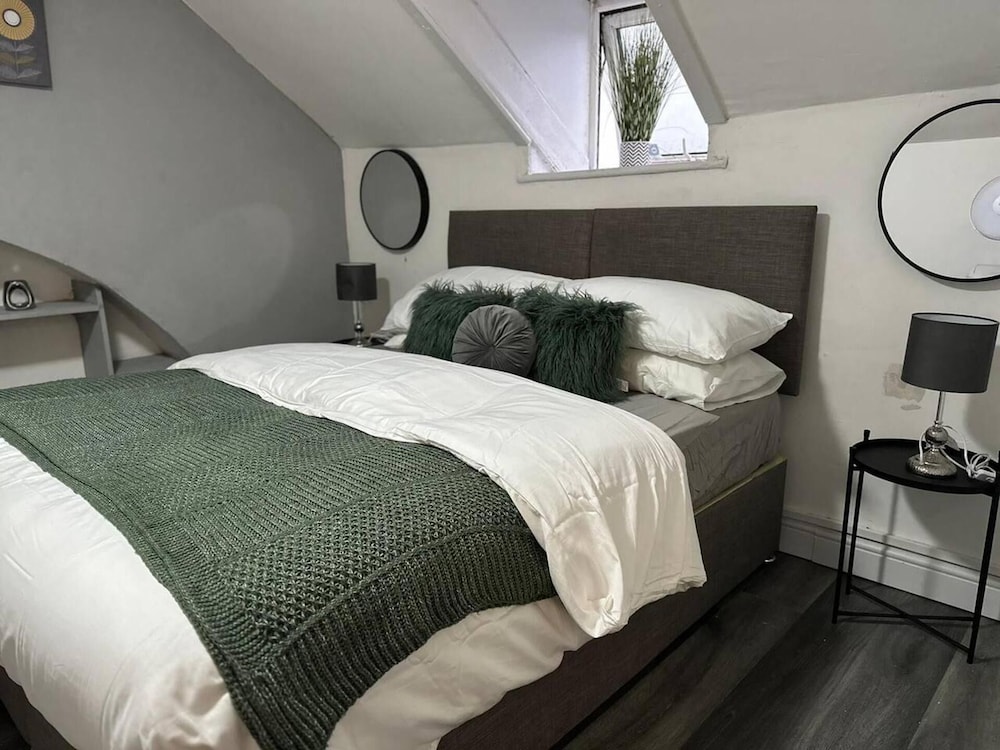 Stunning Studio Apartment in Newport view 4