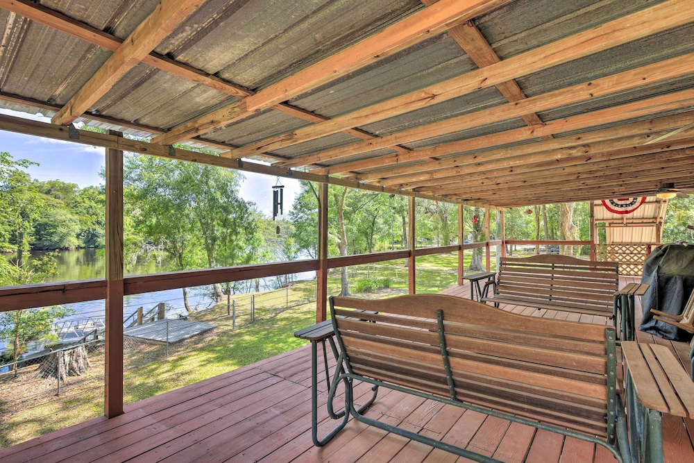 Charming Abode w/ Dock on the Suwannee River