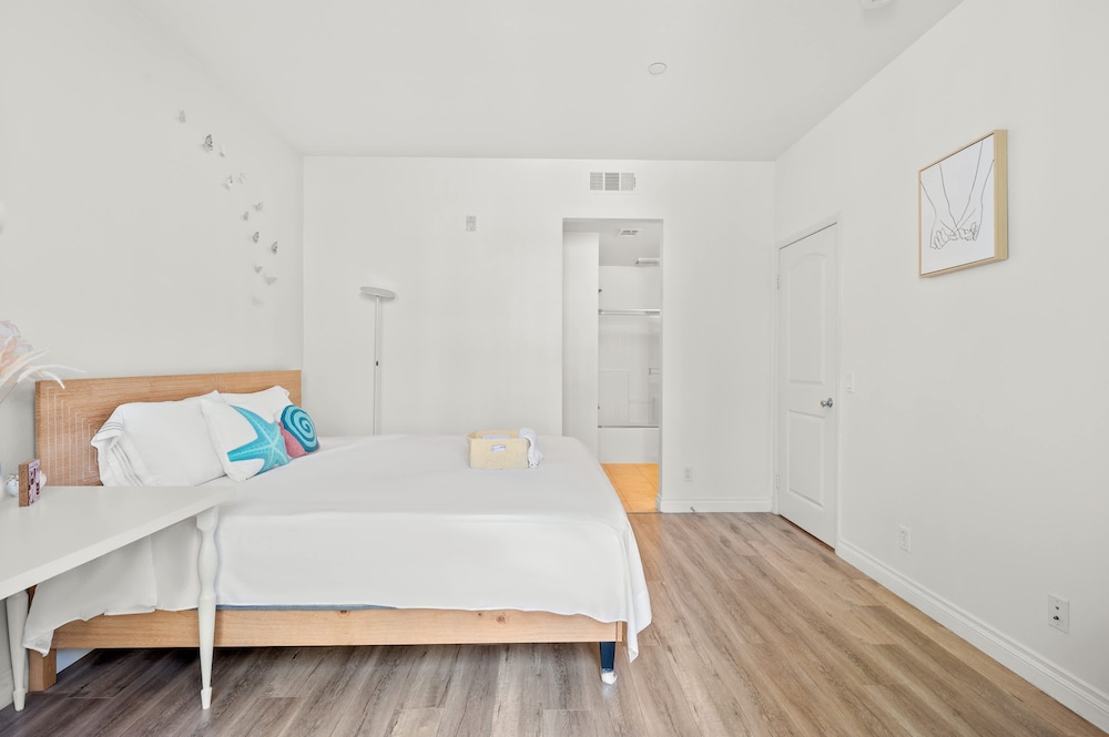 Private Entry Cozy Suite w Patio Bath Kitchenette