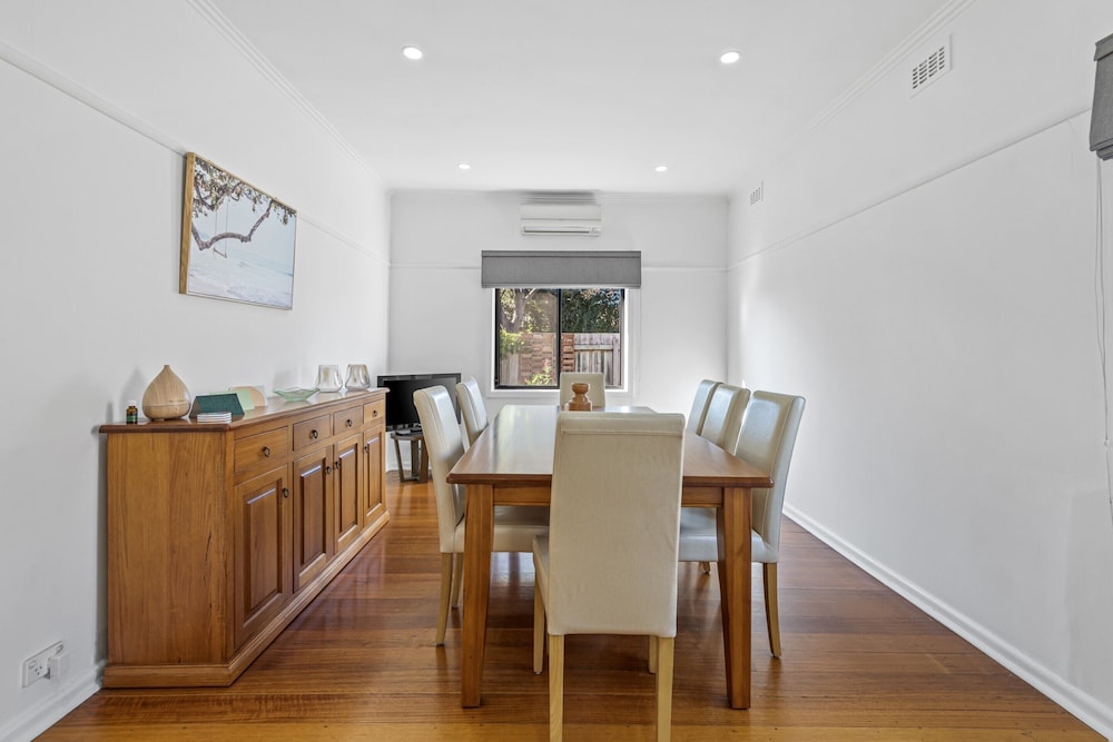 Spacious 3-bed With Outdoor Dining Near Airport