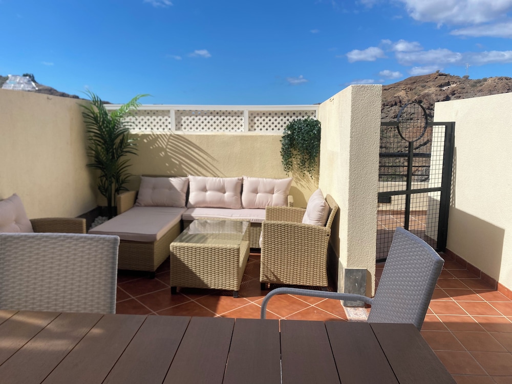 New Renovated Family Home Above Swimming Pool!