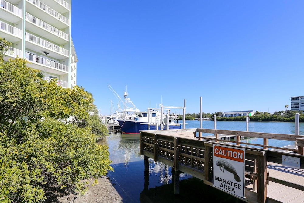 Harbourside 7716- Splash On The Rocks