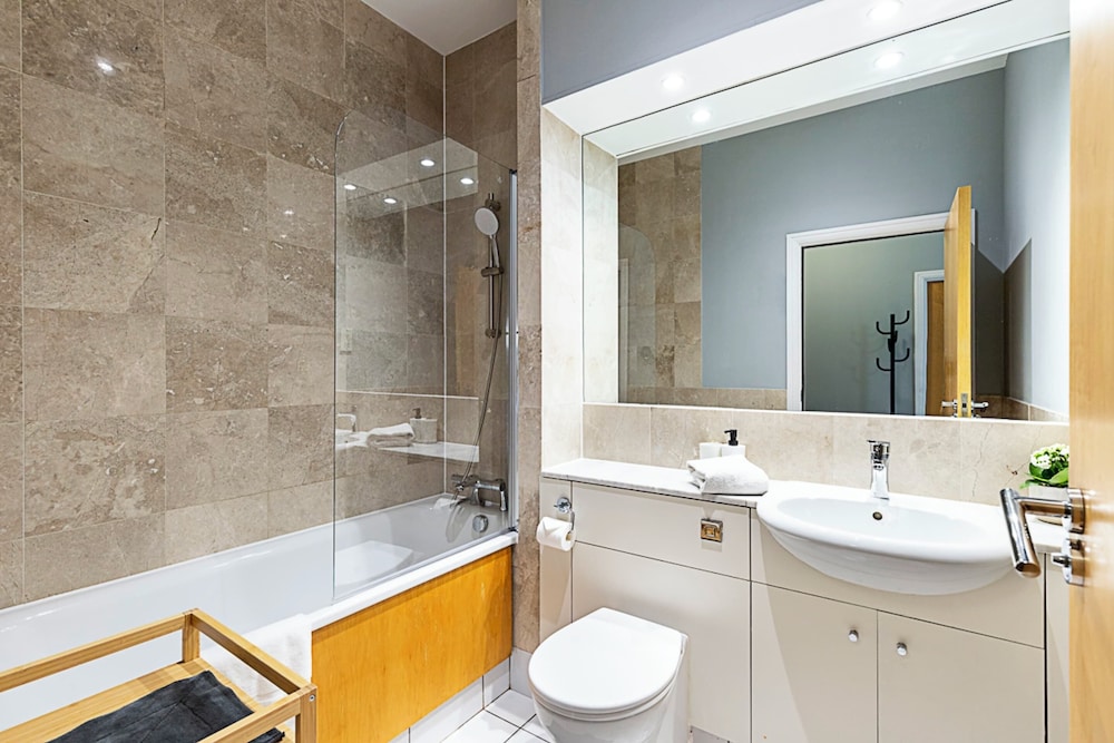 Bright and Stylish Riverside Haven in Canary Wharf