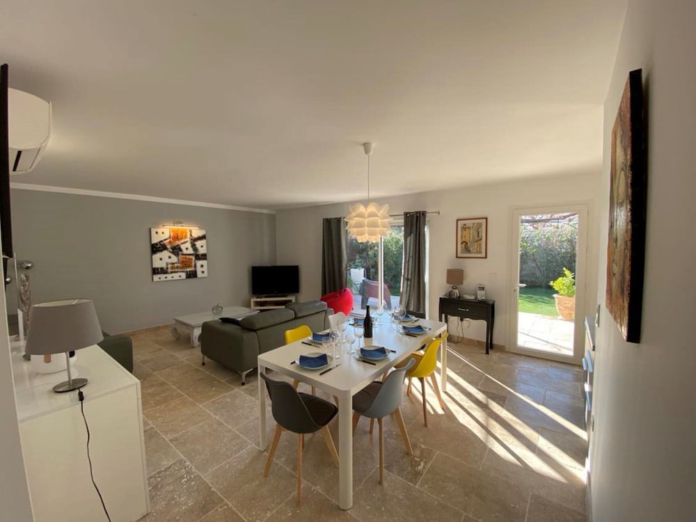 Sun-kissed Villa in Lirac