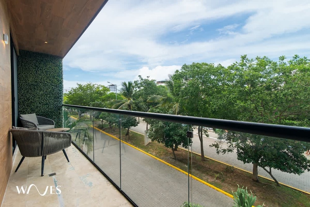 Luminous 1 Br Steps Away From the Beach