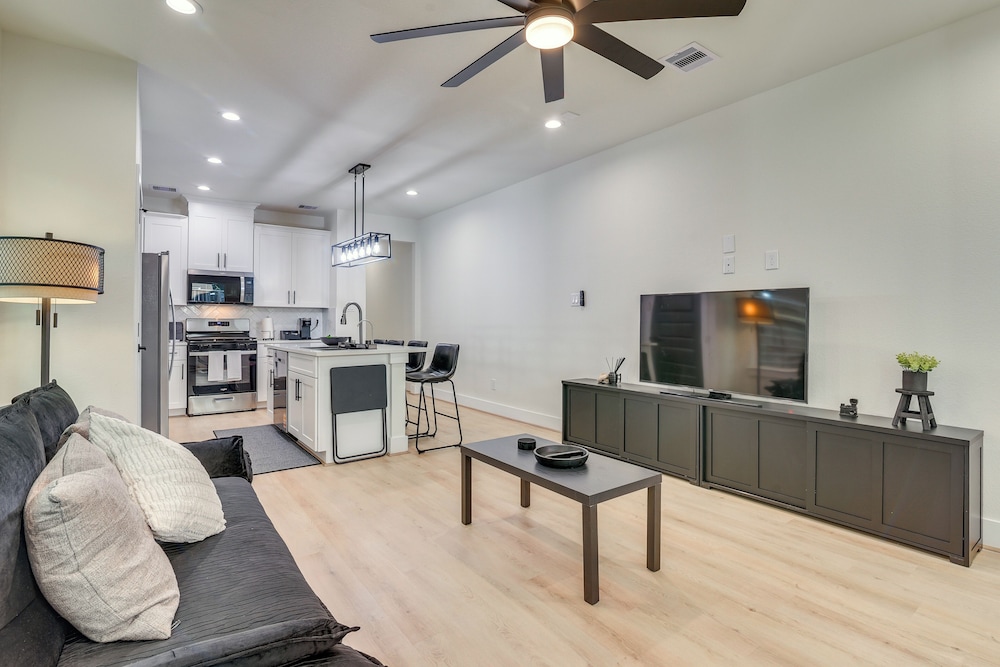 East Downtown Walkability! Modern Houston Townhome