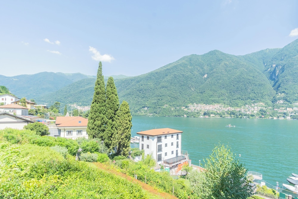 OC Lake Love by Rent all Como