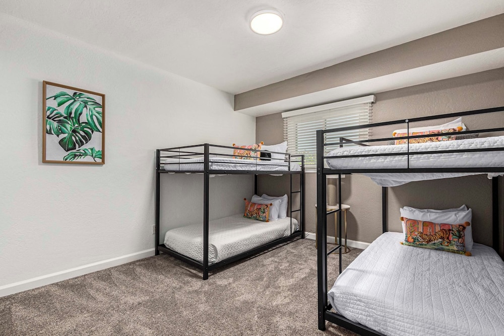 Walk to Old Town & Giants Stadium! Unit w/ Pool