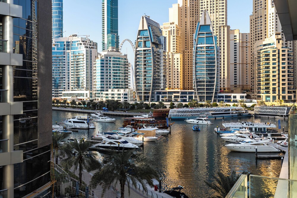 SIMPLY COMFORT  Bright Apartments Steps from Marina Walk