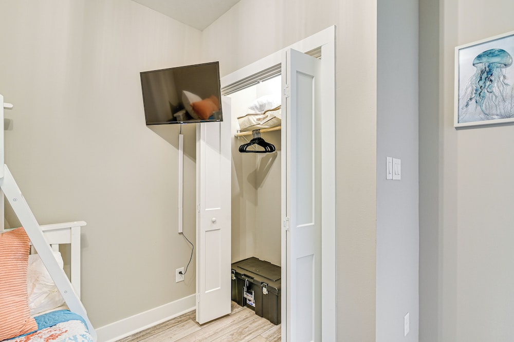 1 Mi to Galveston Beach, Seawall: New Tiny Home!