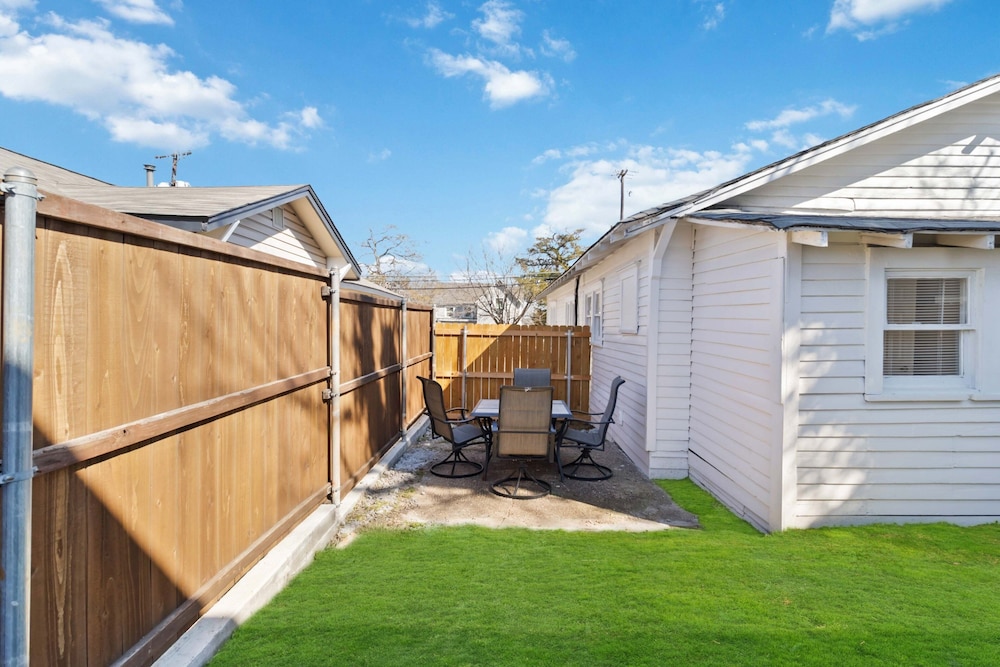 Charming Bungalow In Mckinney Walk To Downtown 2 Bedroom Bungalow